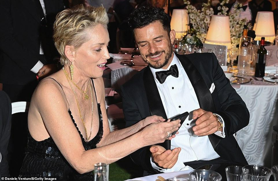 Những người nổi tiếng được thưởng thức bữa tối sang trọng.