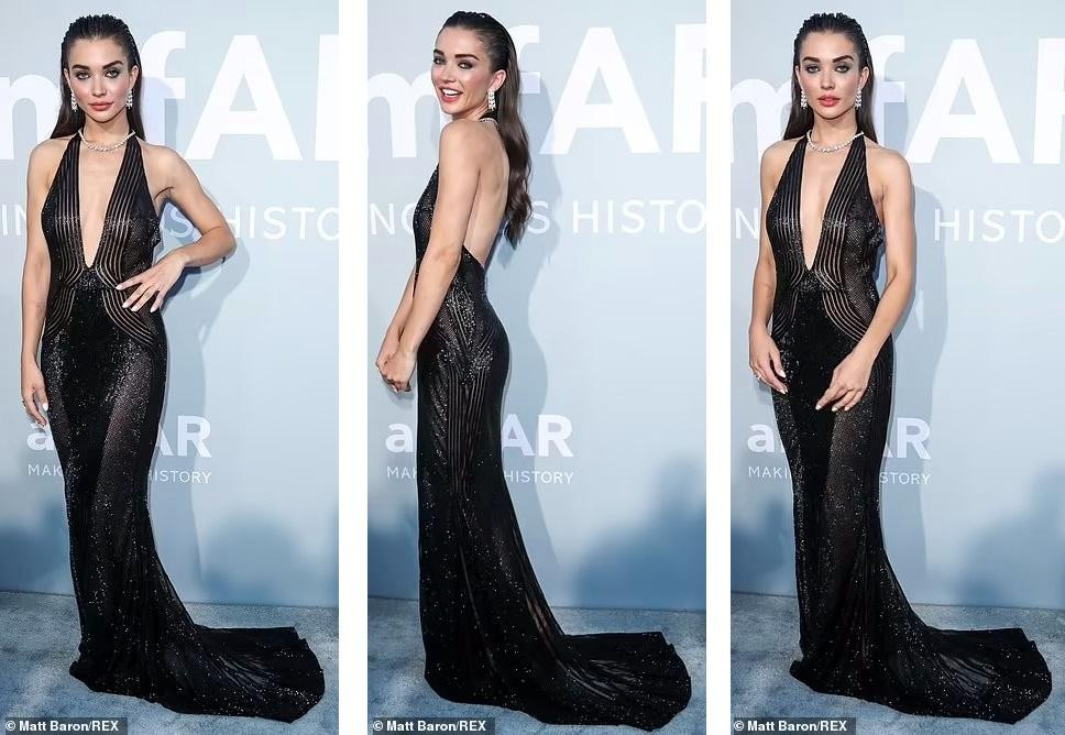 Nữ diễn viên Anh Amy Jackson chọn đầm đen tôn lên thân hình mảnh mai.