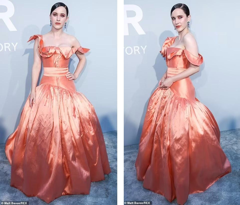 Nữ diễn viên Mỹ Rachel Brosnahan xuất hiện trong chiếc váy dạ hội màu hồng đào xinh xắn.