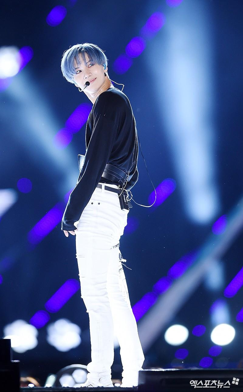 Không khó hiểu với lựa chọn trang phục này của anh. Được biết, idol sinh năm 1993 cao 1m75.