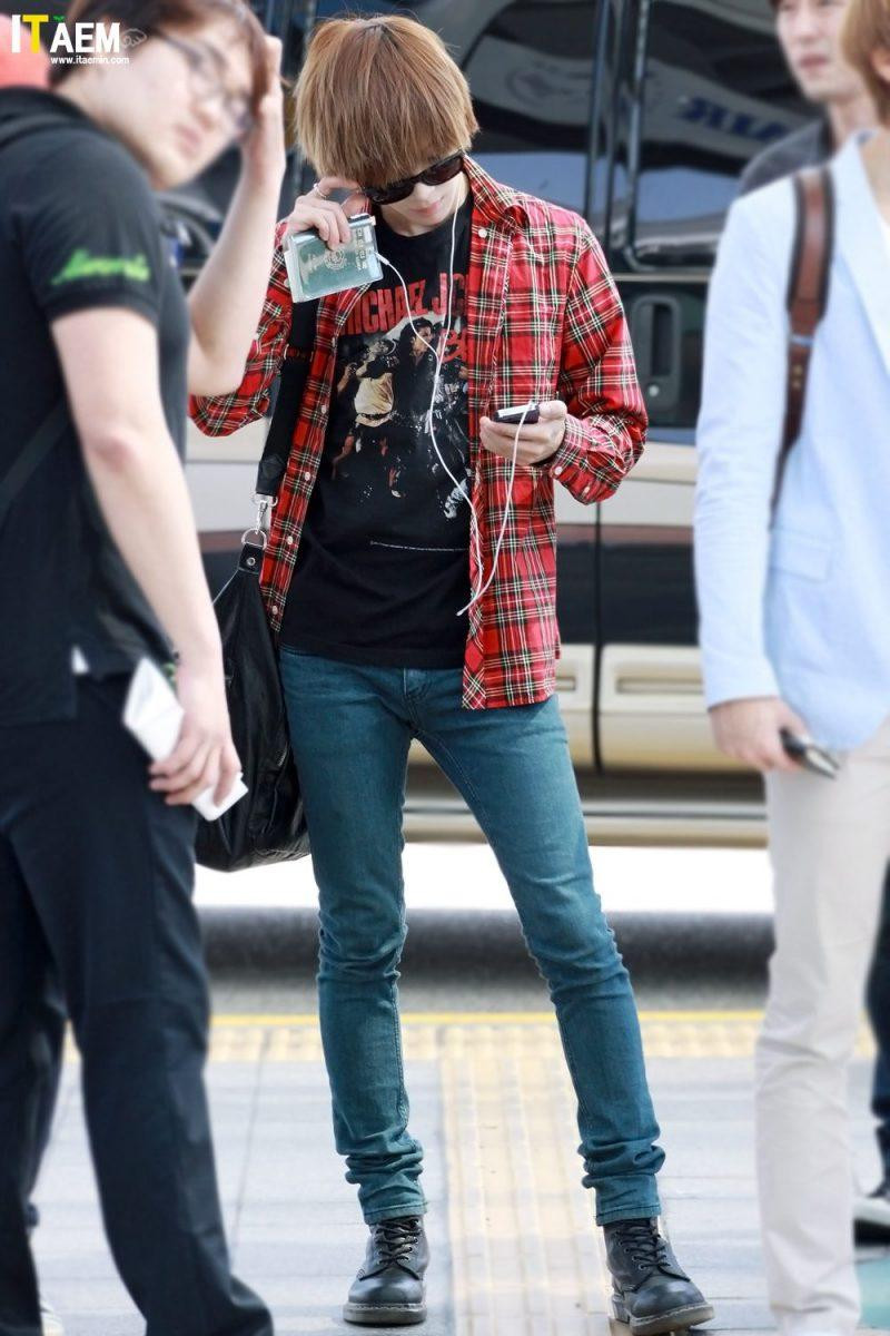 12. Taemin (SHINee) thường xuyên xuất hiện trong những chiếc quần jean bó dù đời thường hay trên sân khấu.