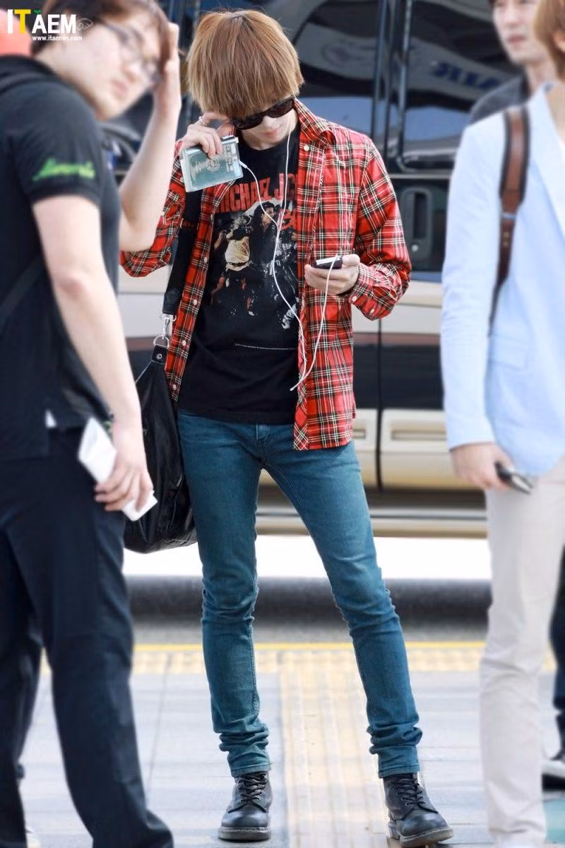 12. Taemin (SHINee) thường xuyên xuất hiện trong những chiếc quần jean bó dù đời thường hay trên sân khấu.