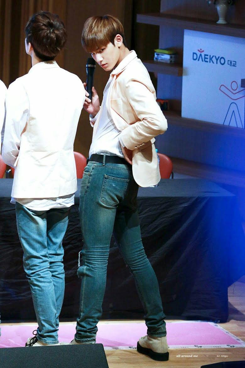 Đôi chân dài, thẳng chiếm phần lớn chiều cao &quot;khủng&quot; 1m87 của chàng trai 24 tuổi.