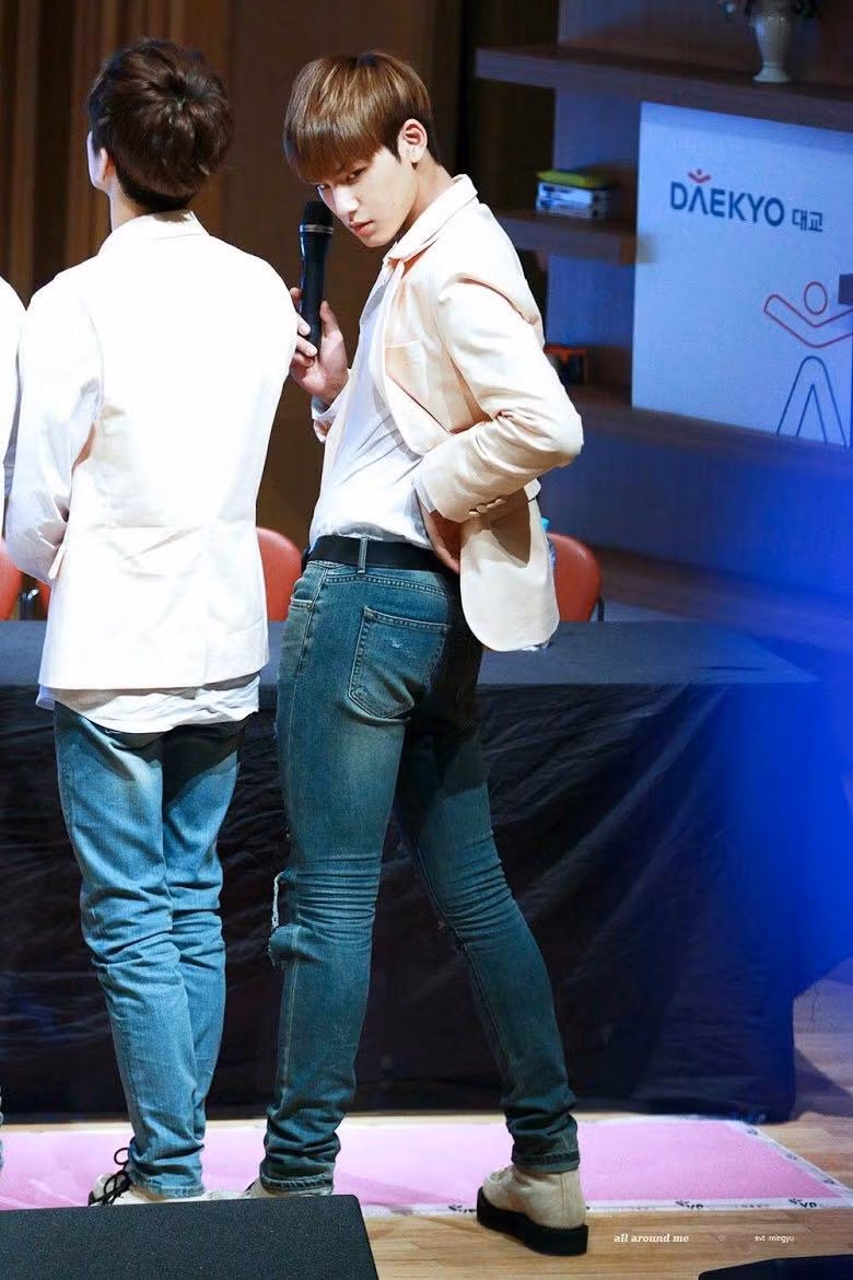 Đôi chân dài, thẳng chiếm phần lớn chiều cao "khủng" 1m87 của chàng trai 24 tuổi.