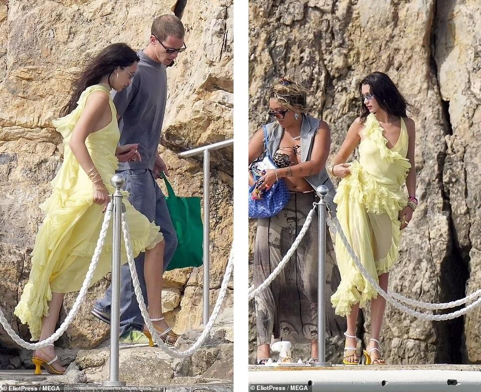 Sau khi tắm xong, người đẹp thay chiếc váy maxi vàng bèo nhún nữ tính và mát mẻ. Cô kết hợp với sandal cao gót và mắt kính râm.