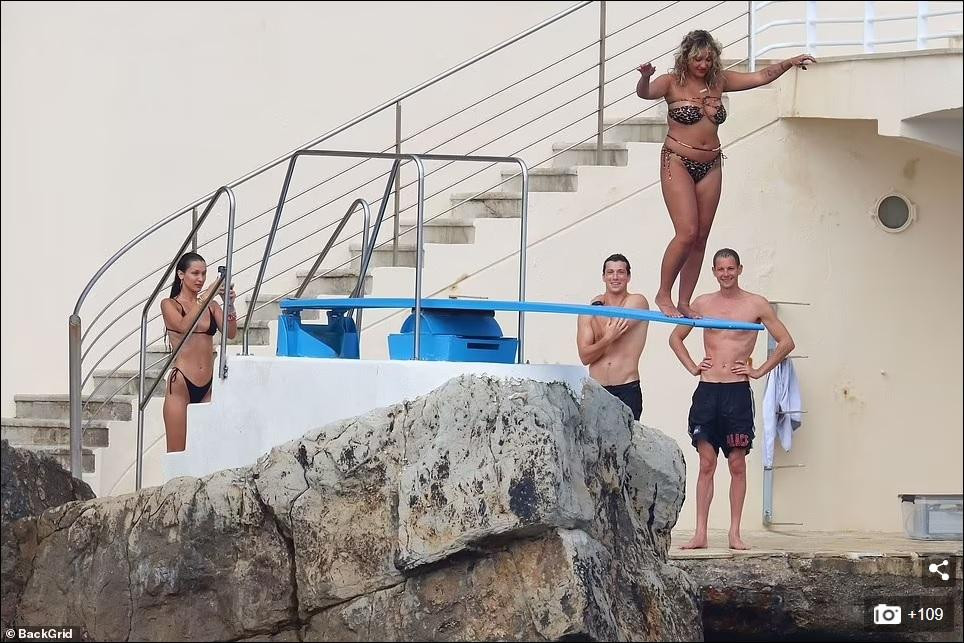 Dù là một trong những siêu mẫu đắt giá nhất thế giới, Bella cũng giống như những cô gái bình thường khác khi đi chơi cùng hội bạn, sẵn sàng làm &quot;phó nháy&quot; cho bạn bè.