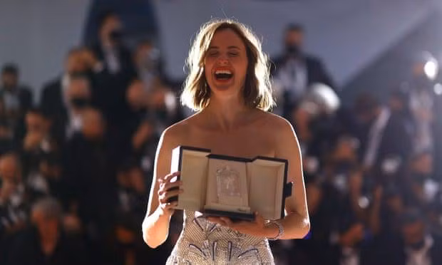 Renate Reinsve cười tươi hết nấc khi được trao giải "Nữ diễn viên chính xuất sắc".