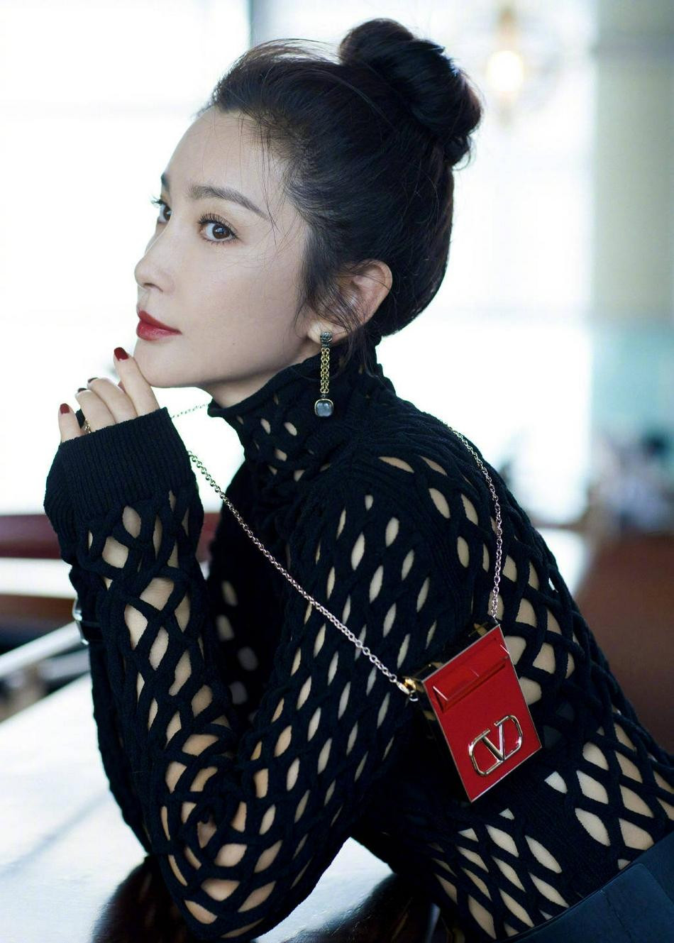 Hiện tại, mỹ nhân họ Lý tập trung đào tạo thế hệ diễn viên mới cho showbiz Hoa ngữ. Cô cùng em gái Lý Tuyết- bà chủ của công ty Đoàn thể truyền thông Hòa Tụng, quản lý những ngôi sao đình đám như Triệu Lệ Dĩnh, Lưu Hạo Nhiên...