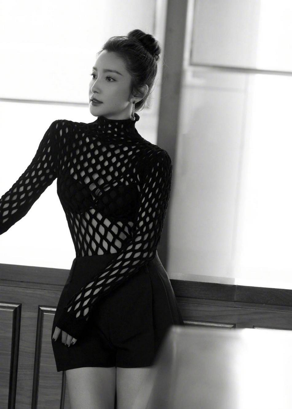 Trong bộ ảnh, người đẹp "Trương Tam Phong" mặc áo lưới lộ nội y đen quyến rũ.