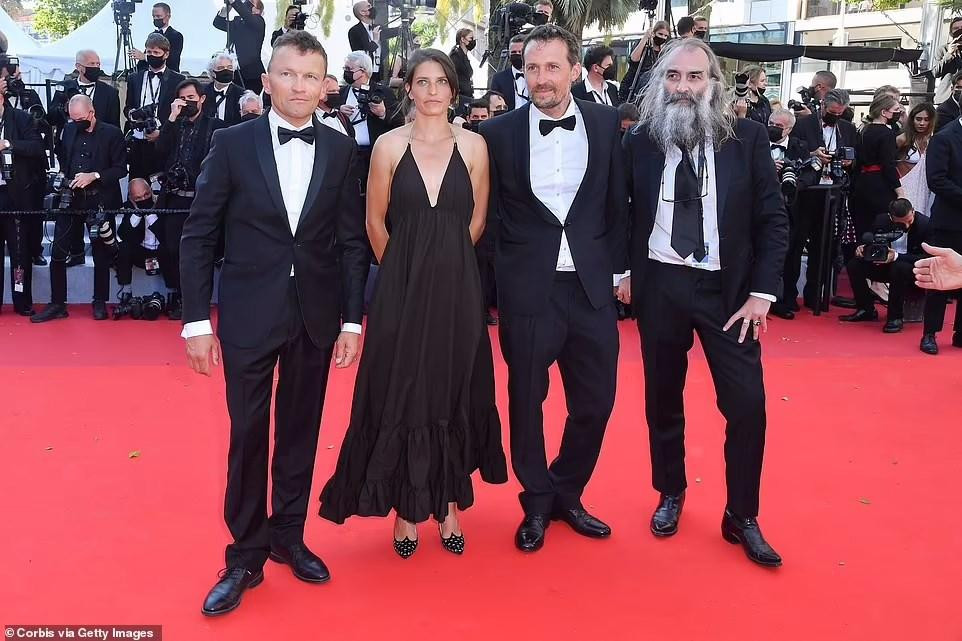 Nhà vănSylvain Tesson, nữ đạo diễn Marie Amiguet, nhiếp ảnh gia Vincent Munier và biên kịch Warren Ellis (từ trái qua phải) đồng bộ với trang phục màu đen.