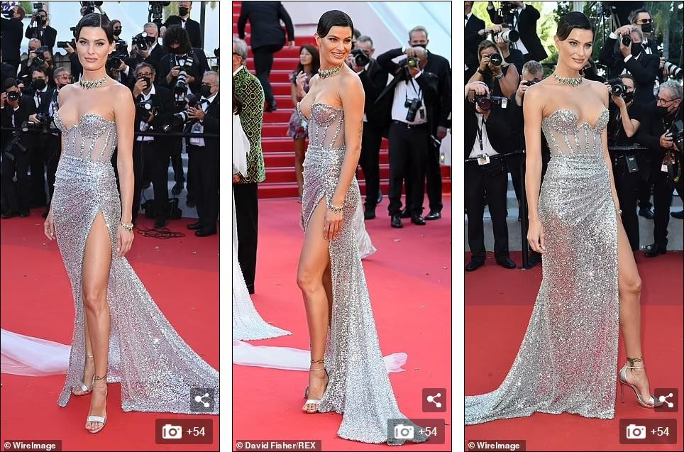 Người mẫu Brazil Isabeli Fontana là người hở bạo nhất thảm đỏ ngày 13/7 khi diện đầm bạc xuyên thấu xẻ tà, với thiết kế cúp ngực.