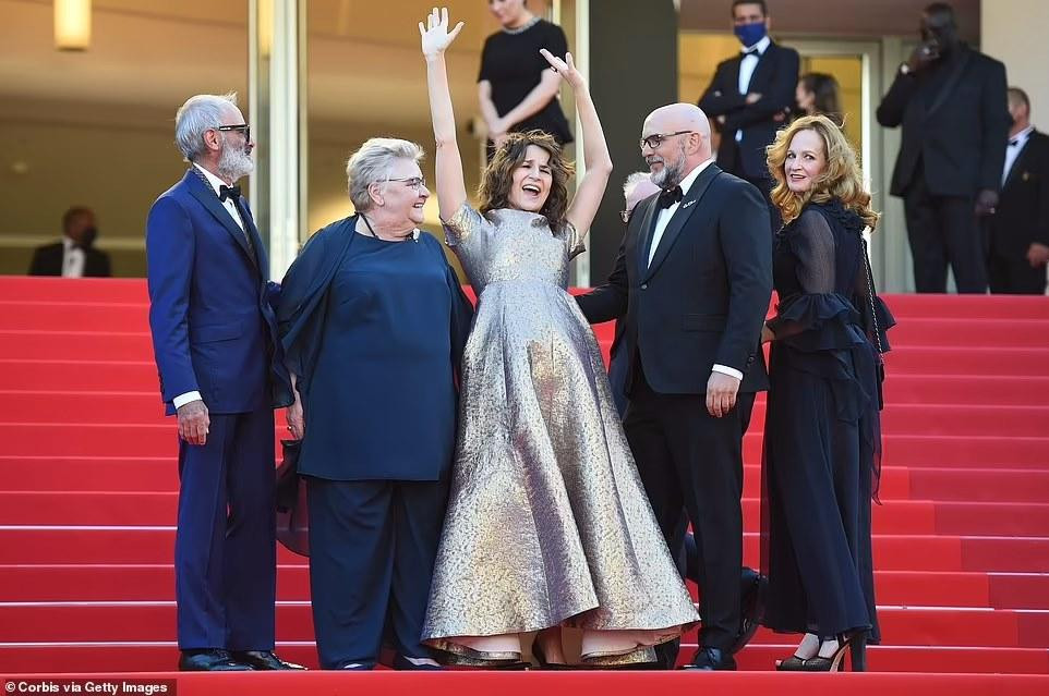 Các ngôi sao chính của sự kiện, dàn diễn viên phim "Aline Dieu" (từ trái qua phải): Roc Lafortune, Danielle Fichaud, nữ chính Valerie Lemercier, Sylvain Marcel và Pascale Desrochers.