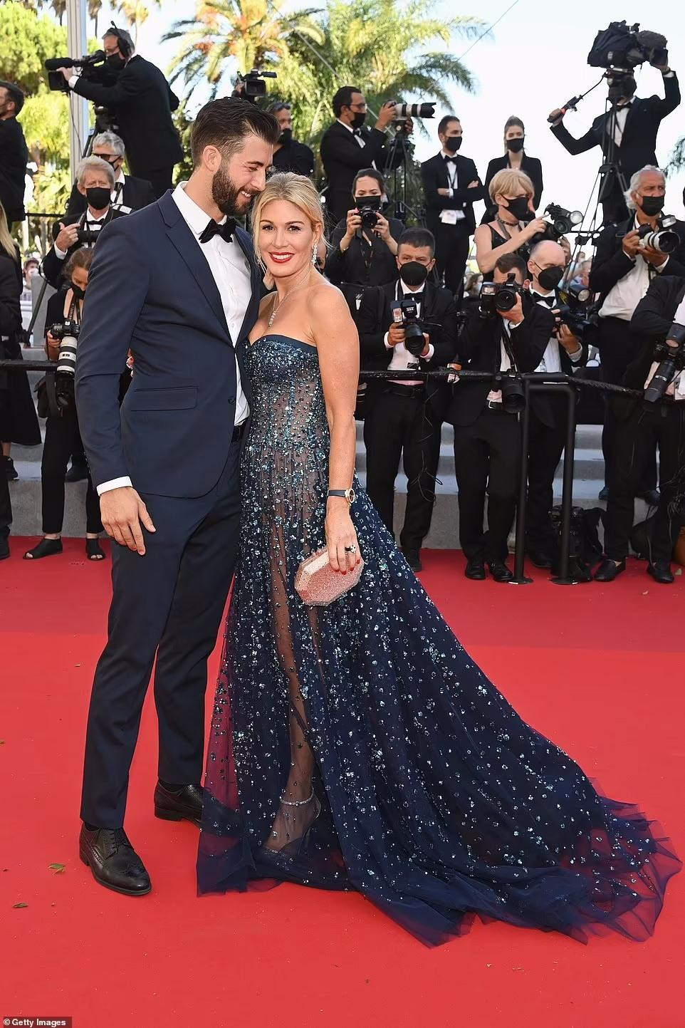 MC truyền hình Hofit Golan cũng chọn váy cúp ngực khoe vòng một gợi cảm. Cô dự thảm đỏ với bạn trai Alvaro Nunez.