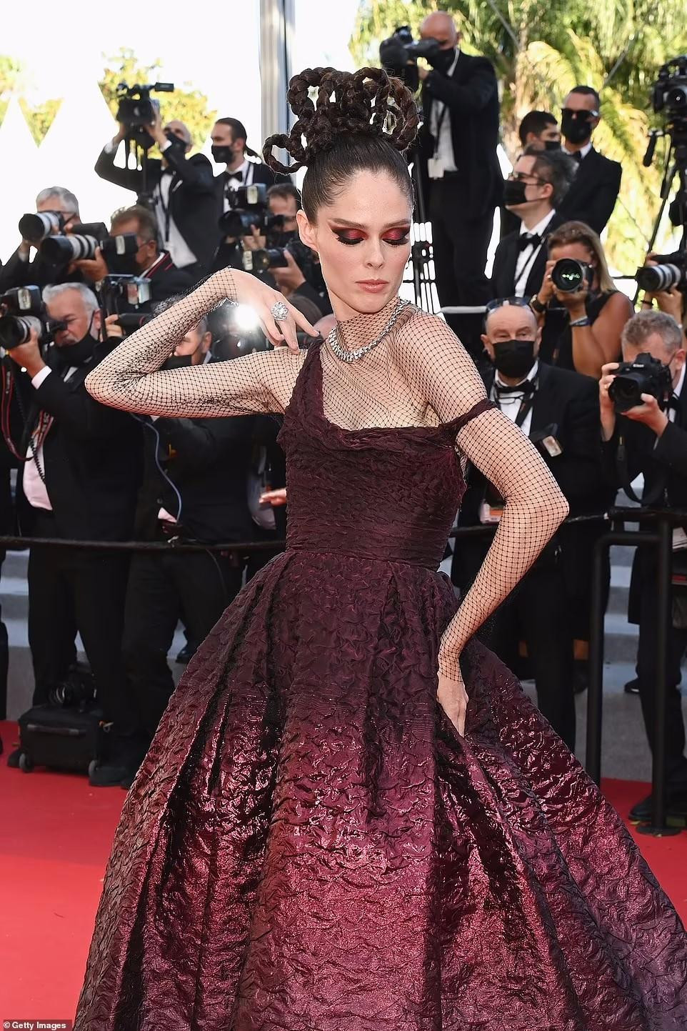 Tại Liên hoan phim Cannes 2021 ngày 13/7 (giờ địa phương), dàn sao thế giới dự buổi công chiếu bộ phim điện ảnh Pháp "Aline Dieu" (tựa Anh: The Voice of Love). Tác phẩm lấy cảm hứng từ cuộc đời của Celine Dion, kể về một nữ ca sĩ tên Canada Aline. Thảm đỏ Cannes tiếp tục là tâm điểm chú ý truyền thông. Một trong những gương mặt đáng chú ý trong ngày thứ 8 là siêu mẫu Canada Coco Rocha.