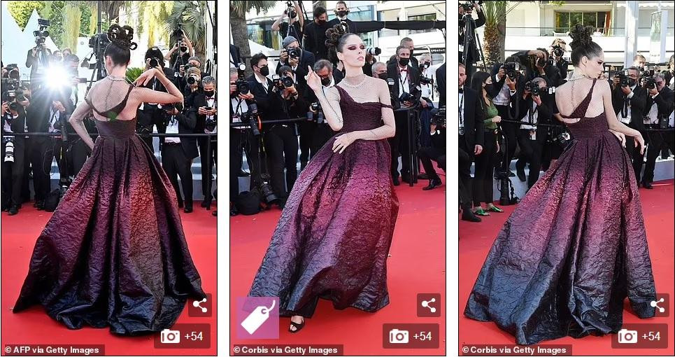 Người đẹp 33 tuổi xuất hiện trong bộ cánh lệch vai màu đỏ-đen, gương mặt trang điểm đậm phong cách ma mị, kiểu tóc lấy cảm hứng từ nữ quỷ Medusa. Cô còn gây chú ý với những tạo dáng làm quá.