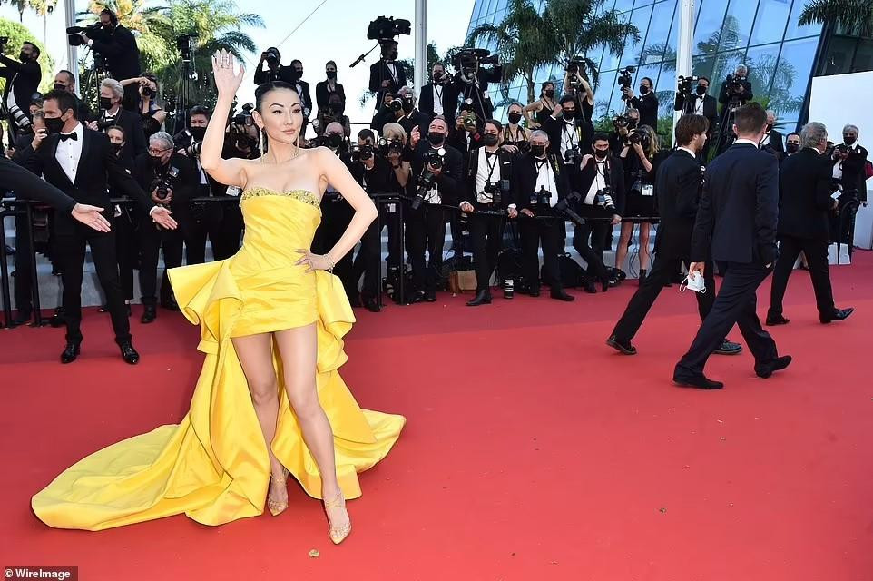 Blogger thời trang người Mỹ gốc Hoa Jessica Wang khoe vòng một "bốc lửa" cùng đôi chân thon nuột trong đầm quây vàng rực rỡ.