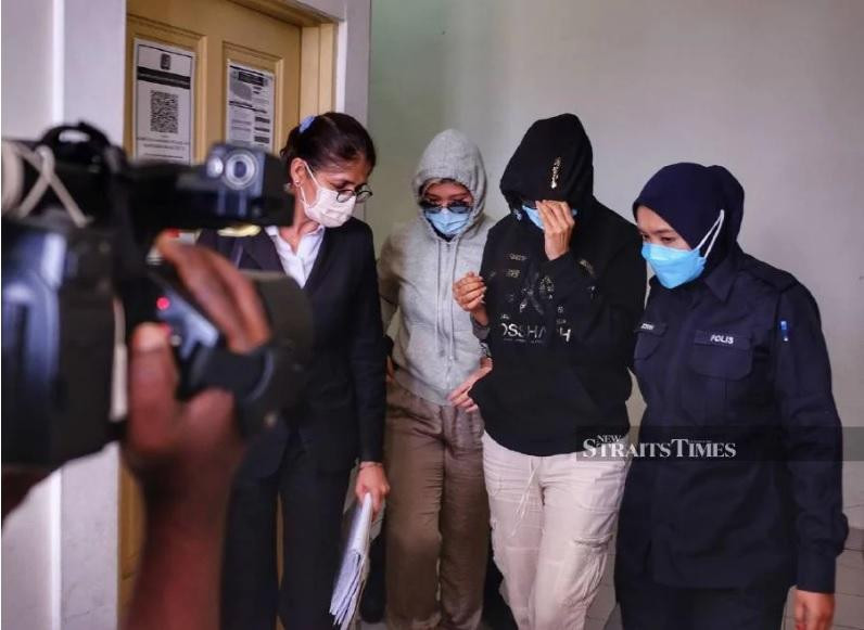 Kohinoor Damodaran Kaittiani che kín mặt khi rời khỏi tòa. Ảnh: NST Kohinoor Damodaran Kaittiani che kín mặt khi rời khỏi tòa. Ảnh: NST