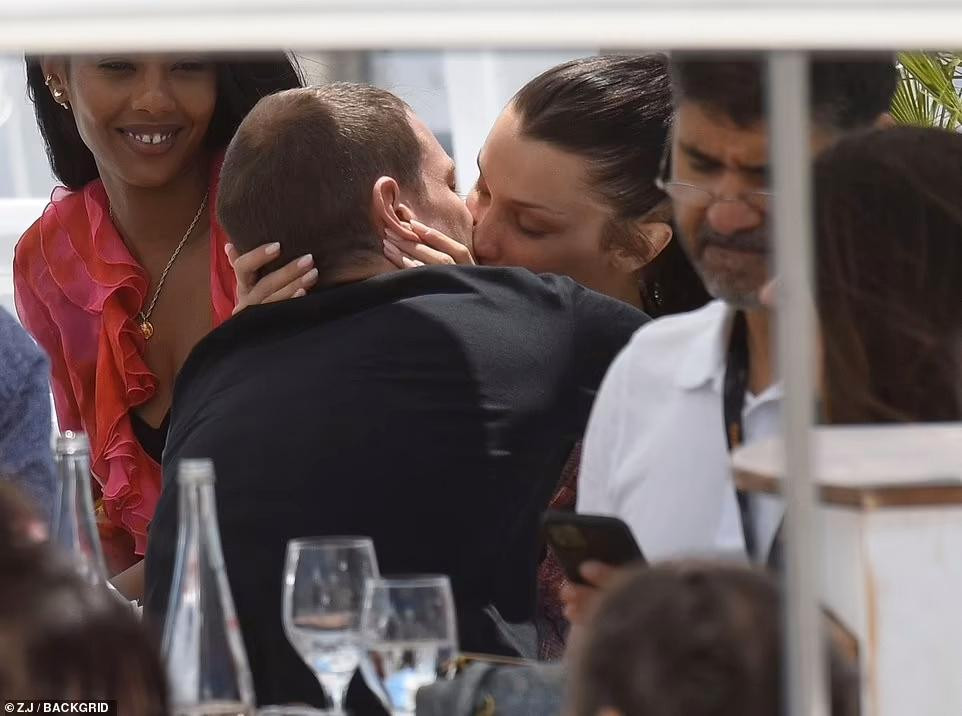 Sau khi công khai chuyện tình yêu vào tuần trước, Bella và tình mới liên tục có những khoảnh khắc thân mật nơi công cộng. Lúc dùng bữa trưa ở nhà hàng đông người, cặp đôi không ngần ngại trao nhau nụ hôn say đắm.