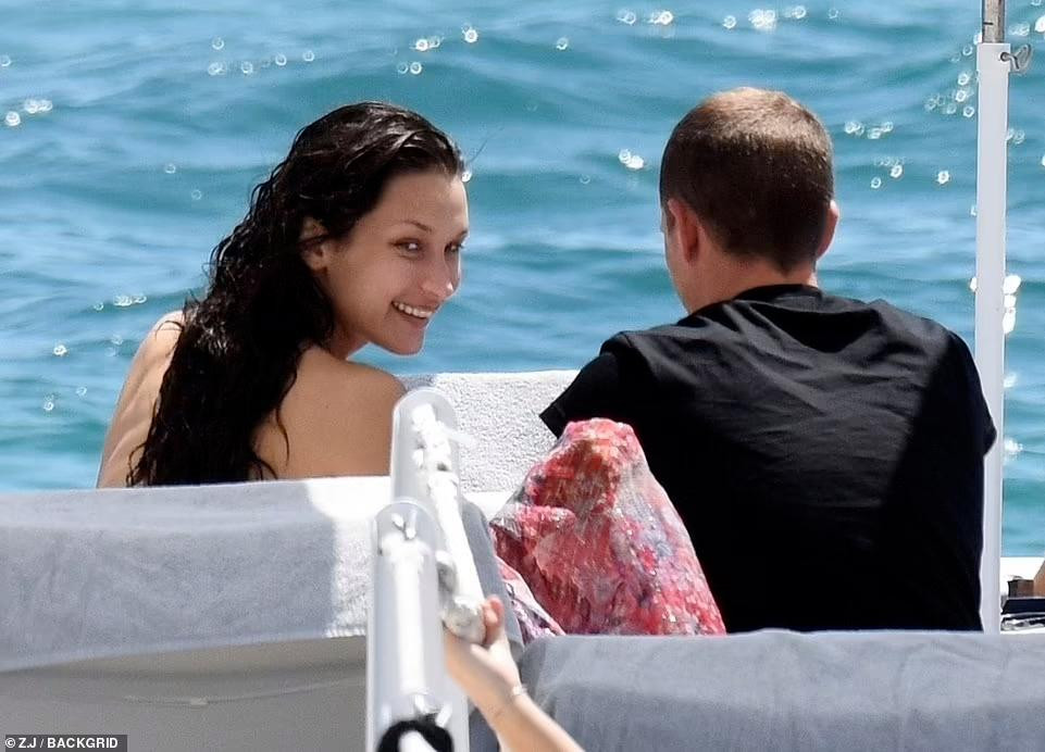 Marc Kalman là một giám đốc nghệ thuật từng hợp tác với rapper Travis Scott, người yêu cũ của Kylie Jenner. Người hâm mộ tin rằng, Bella quen biết Marc qua em út nhà Kardashian - Jenner. Trong khi Bella đang hạnh phúc bên tình mới, bạn trai cũ của cô, The Weeknd, đang bị đồn tìm hiểu "đả nữ" hơn 15 tuổi Angelina Jolie.