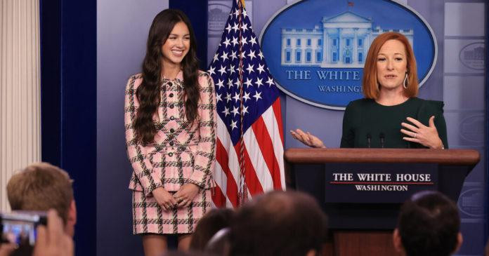 Olivia Rodrigo được Thư ký Báo chí Jen Psaki giới thiệu trong buổi họp báo của Nhà Trắng.
