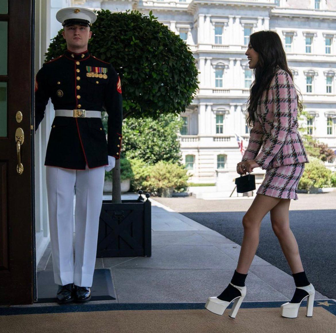 Bộ váy áo cổ điển ra đời từ năm 1995, được nhiều Đệ nhất phu nhân Mỹ yêu thích, trong đó nổi bật nhất là bà Jacqueline Kennedy, vợ của Tổng thống Mỹ thứ 35 John F. Kennedy.