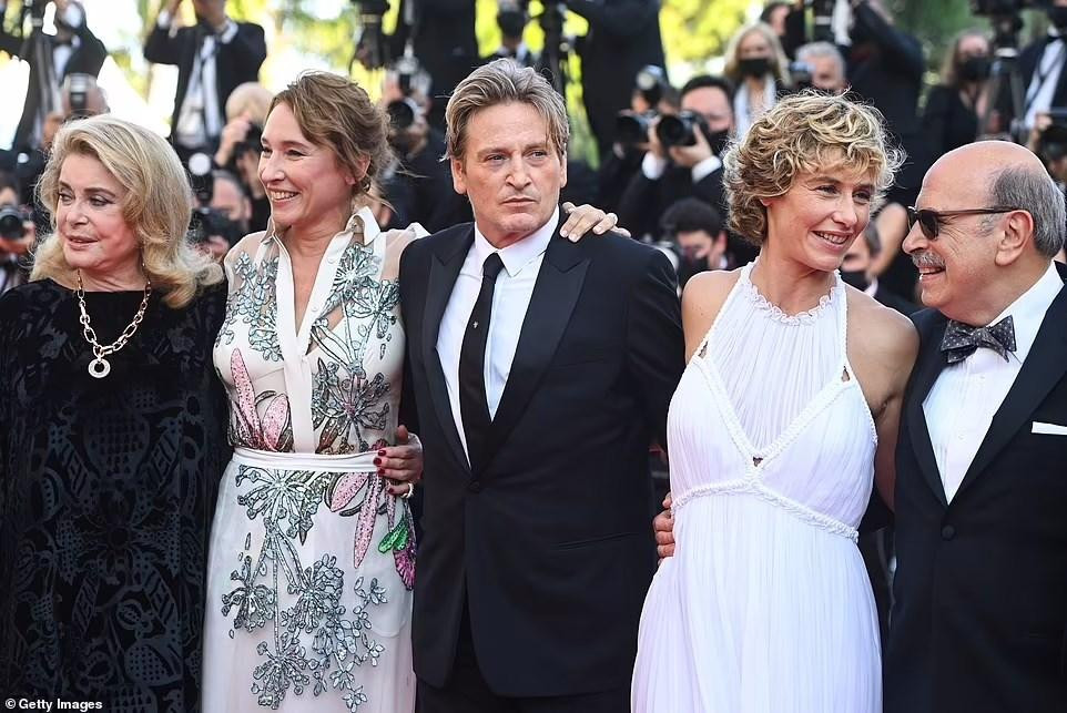 Trong ngày thứ 5, dàn sao tham dự buổi công chiếu phim &quot;Peaceful&quot; của nữ đạo diễn người Pháp Emmanuelle Bercot. Từ trái qua phải: Minh tinh gạo cội Catherine Deneuve, đạo diễn Emmanuelle Bercot, tài tử Benoit Magimel, nữ diễn viên Cecile de France và Gabriel Sara.