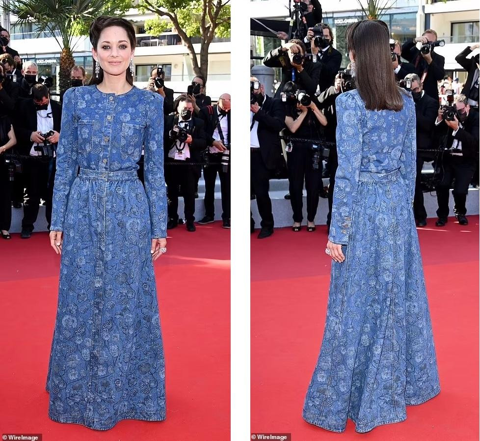 Minh tinh &quot;La Vie En Rose&quot; Marion Cotillard thanh lịch, nền nã trong chiếc đầm denim họa tiết hoa.