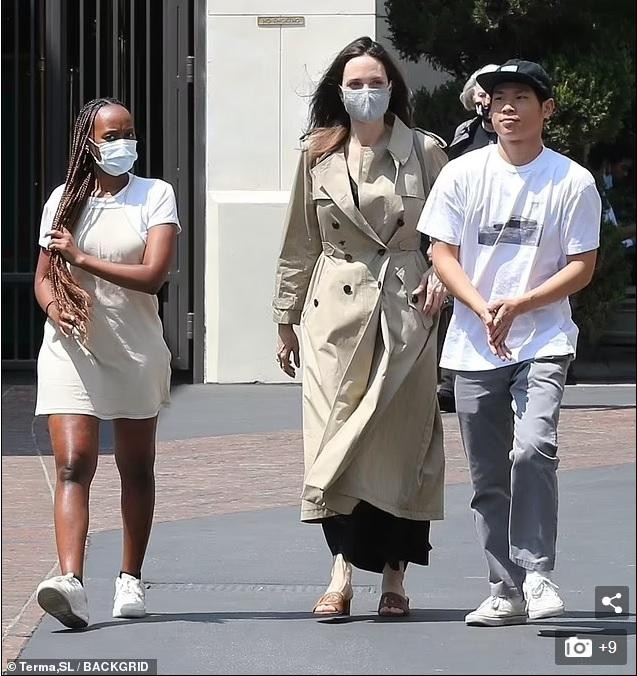 Pax Thiên "mất điểm" vì không đeo khẩu trang nơi công cộng.