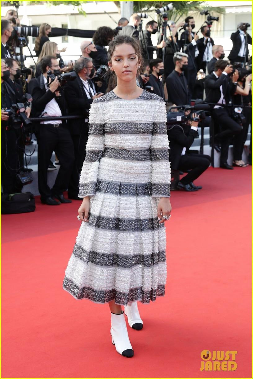 Nữ diễn viên Pháp Lyna Khoudri mặc váy thuộc dòng thời trang cao cấp của Chanel.