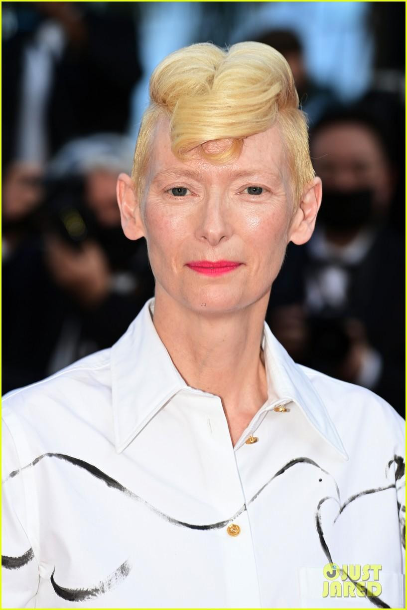 Minh tinh gạo cội Tilda Swinton tạo điểm nhấn bằng kiểu tóc lạ mắt.