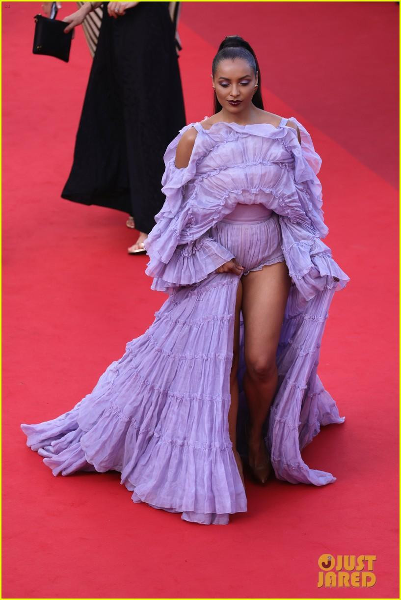 Hơn thế, cô "mất điểm" vì thiết kế mặt trước của váy không khác gì "đóng bỉm".