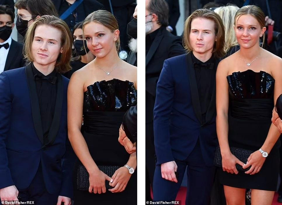 Roan, con trai của Sharon, không đi thảm đỏ cùng mẹ mà khá thân mật với cô gái lạ mặt.