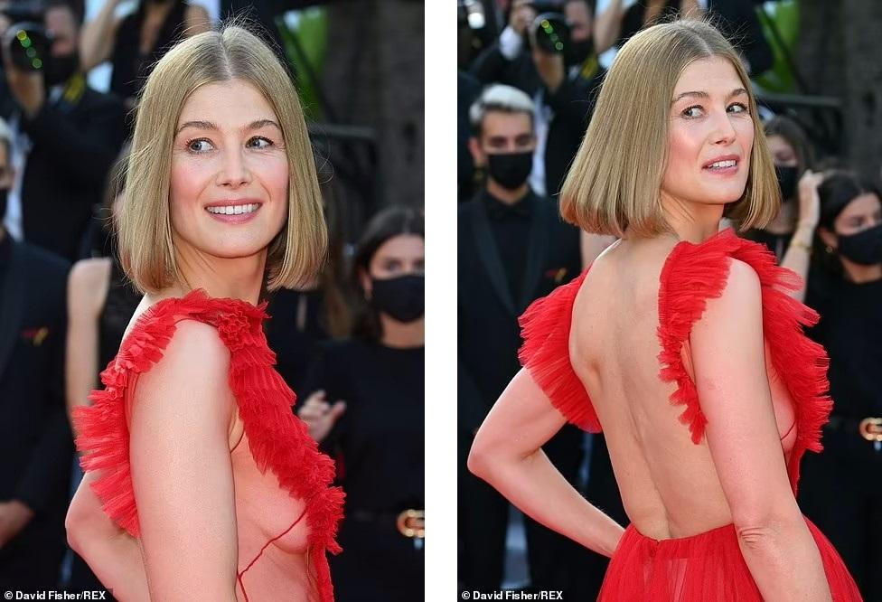 Nữ diễn viên "Gone Girl" theo mốt "quên" nội y. Cô là dẫn chương trình cho sự kiện bế mạc Cannes 2021.