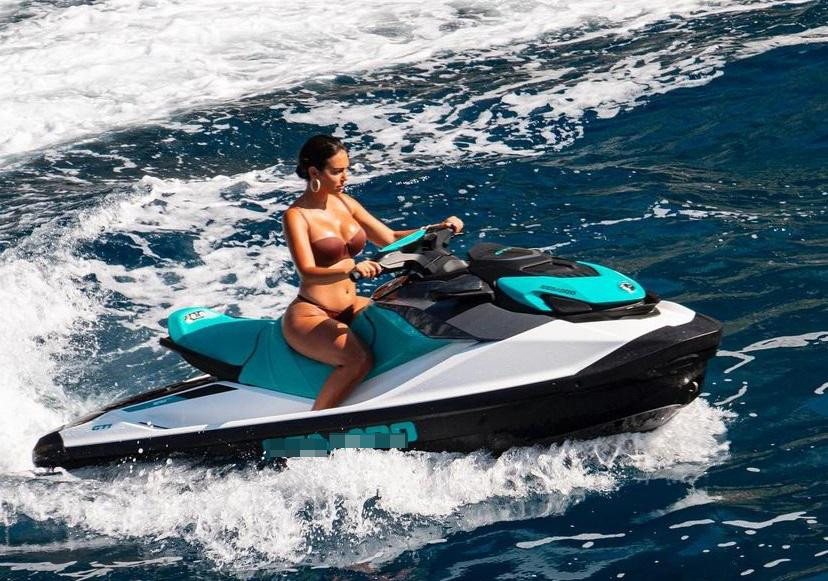 Trở thành bạn gái của siêu sao bóng đá hàng đầu thế giới thực sự là bước ngoặt lớn trong cuộc đời Rodriguez. Từ nhân viên bán hàng trong cửa hàng Gucci, cô trở thành người mẫu nổi tiếng được các nhãn hàng &quot;săn đón&quot;, có cuộc sống đầy đủ, giàu sang và được trải nghiệm những chuyến du lịch sang chảnh khắp nơi trên thế giới.