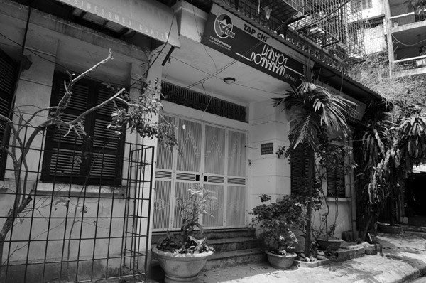 Căn nhà nhỏ của trung tâm văn hoá doanh nhân tại ngõ 319 Tam Trinh, quận Hoàng Mai (Hà Nội), nơi nhà văn Lê Lựu đang sống nhờ ở đợ trong nhiều năm qua. Đây cũng là nơi ông làm việc