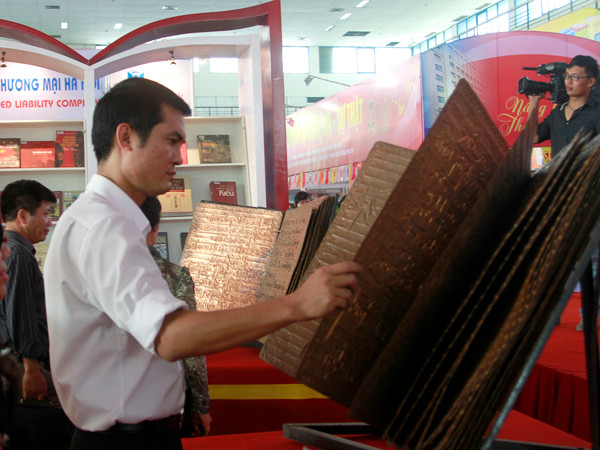 Cuốn sách thu hút nhiều người xem