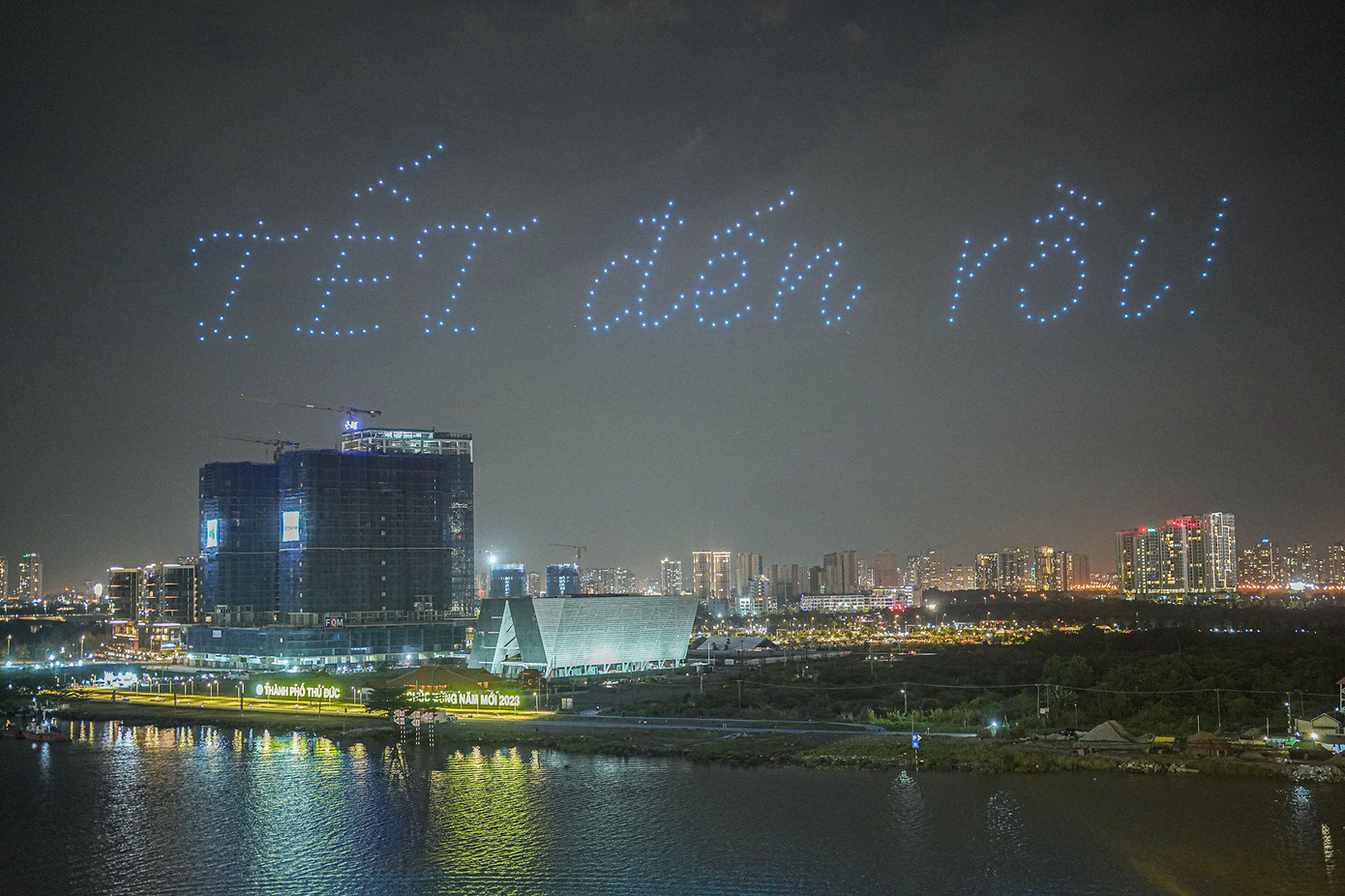 Người dân thanh phố chọn nơi co view đẹp nhất để ngắm chương trinh biểu diễn flycam nghệ thuật, sân khấu nhạc giữa sông Sài Gòn và bắn pháo hoa đơn chào năm mới. Ảnh, Video: Phạm Thọ