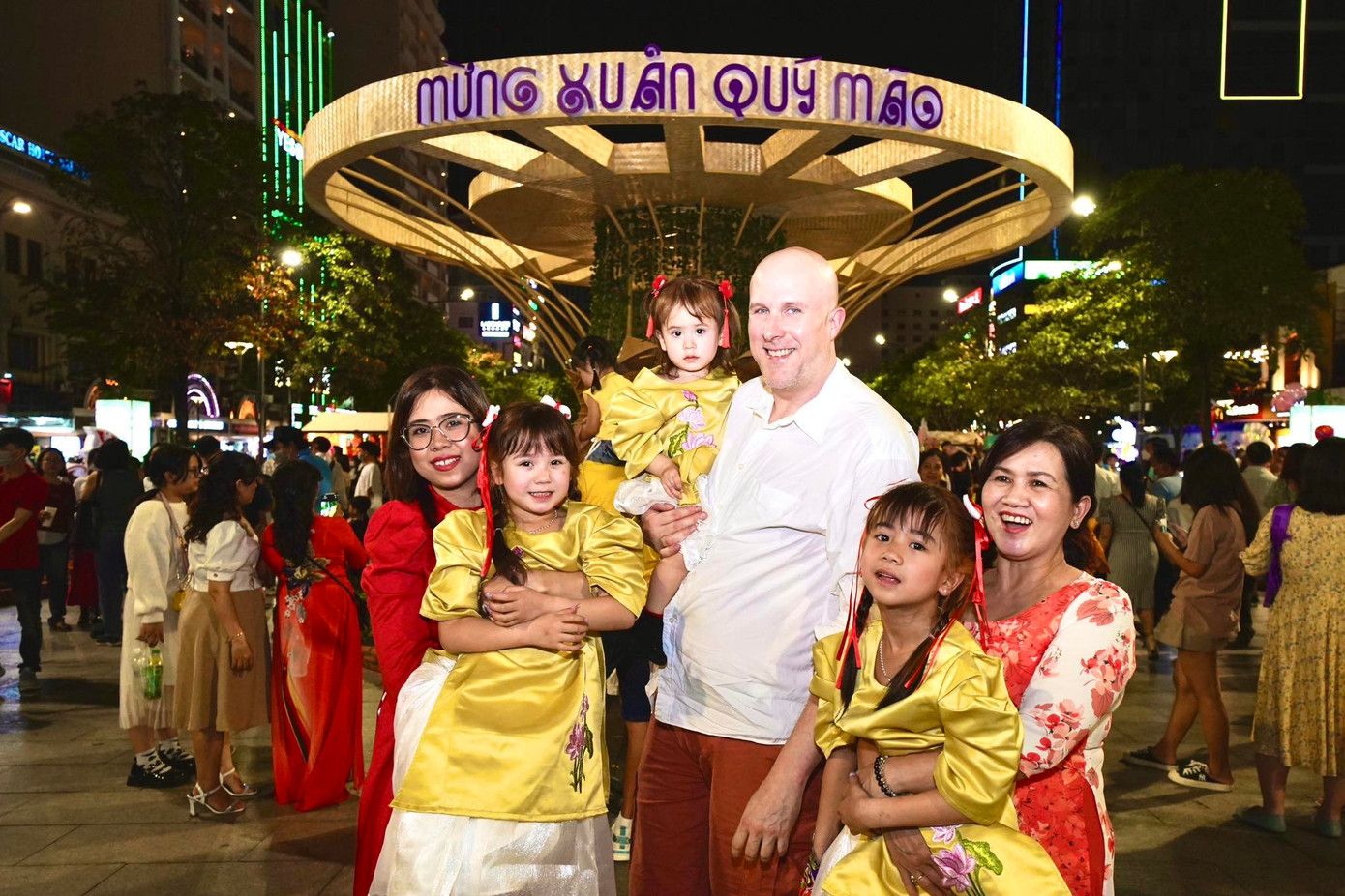 Gia đình chị Dương Anh Thư (ngụ quận Bình Tân, mặc áo dài đỏ) cùng chồng vua từ Thuỵ Điển trở về Việt Nam được hai tuần để đón tết cổ truyền của dân tộc. Ảnh: Phạm Thọ