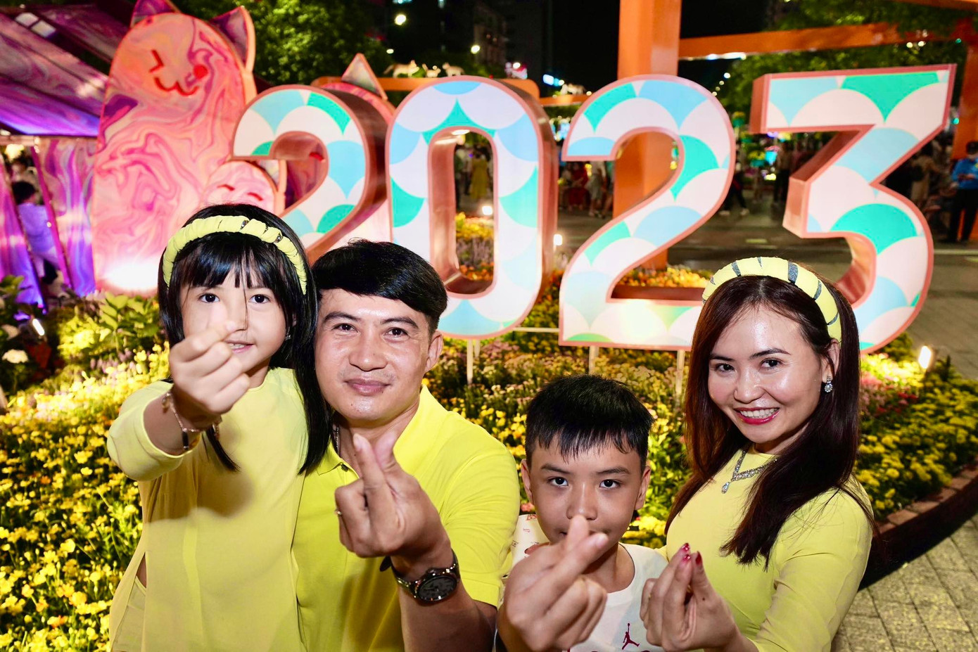 Gia đình anh Kiệt Lương (ngụ quận 7), sắm sửa tết xong cũng ra đây du xuân.