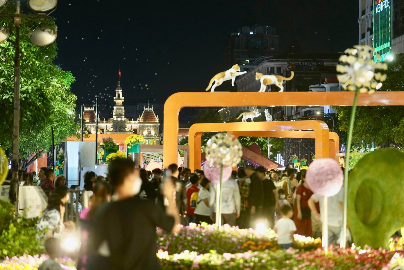 Không khí đón Tết Quý Mão trên cả nước ảnh 37