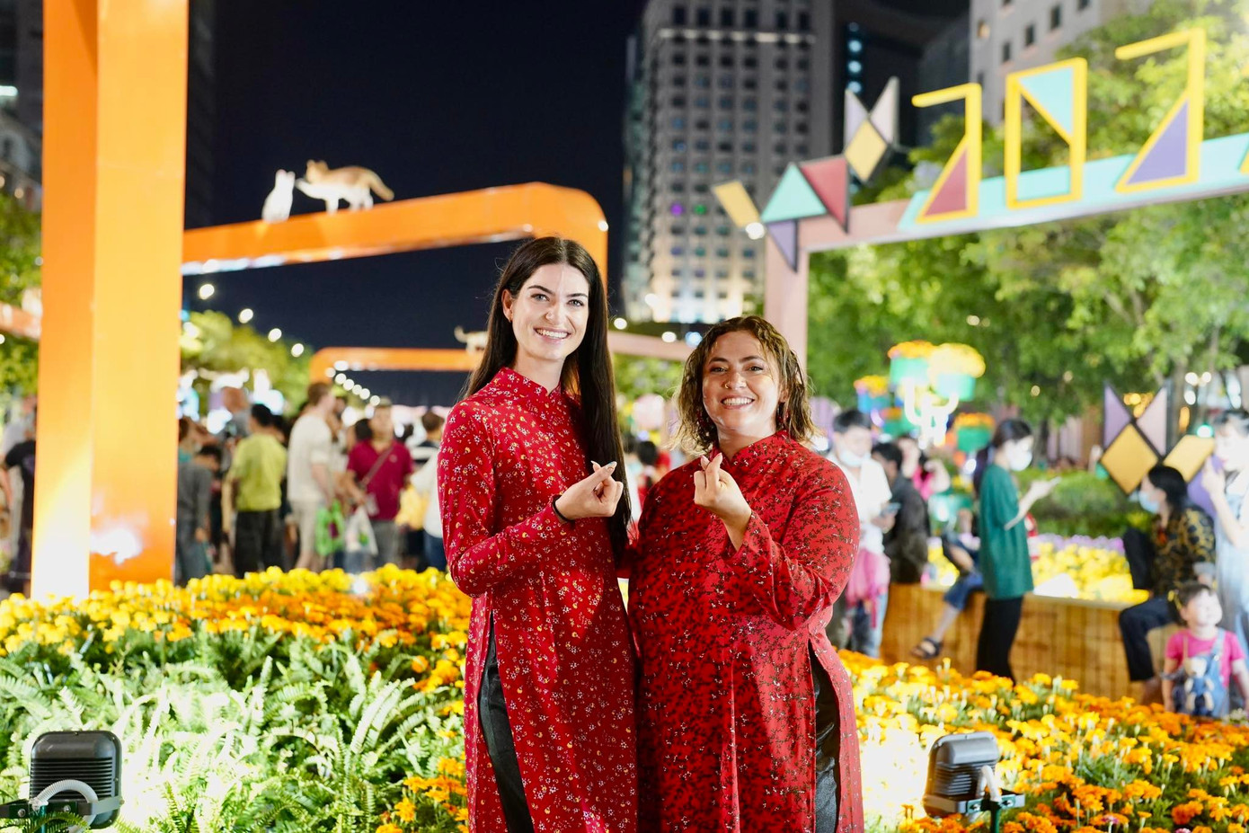 Chị Brianna Thompson (trái) cùng bạn mình là chị Paulina Velez-Villa cùng quốc tịch Canada đã sắm hai bộ áo dài để trải nghiệm tết cổ truyền tại đất nước Việt Nam. Ảnh: Phạm Thọ