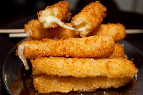 Tin đồn phô mai que bị làm giả khiến món ăn này dần bị tẩy chay