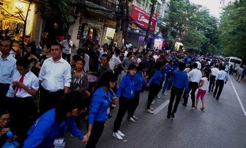 Vẫn còn rất đông người dân xếp hàng phía đường Hàn Thuyên, tức là còn xa mới tới Nhà tang lễ
