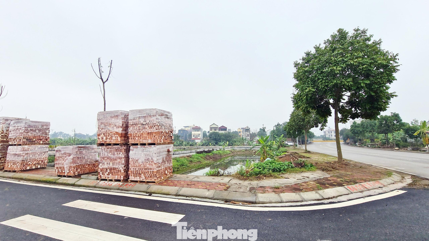 Trao đổi với PV liên quan đến những vi phạm trong việc đấu giá khu đất này, cũng như việc thực hiện các yêu cầu của Cục Bổ trợ tư pháp, đại diện UBND huyện Đan Phượng cho biết phía huyện đang tập trung giải trình, báo cáo.