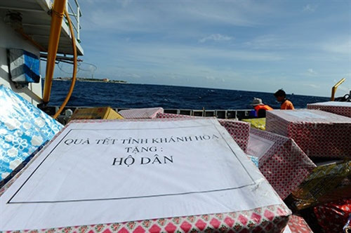 Ngoài quà của Bộ Quốc phòng, nhiều địa phương như Khánh Hoà, Ninh Thuận…cũng gửi hàng nghìn xuất quà Tết đến quân và dân huyện đảo Trường Sa. Ngoài quà của Bộ Quốc phòng, nhiều địa phương như Khánh Hoà, Ninh Thuận…cũng gửi hàng nghìn xuất quà Tết đến quân và dân huyện đảo Trường Sa