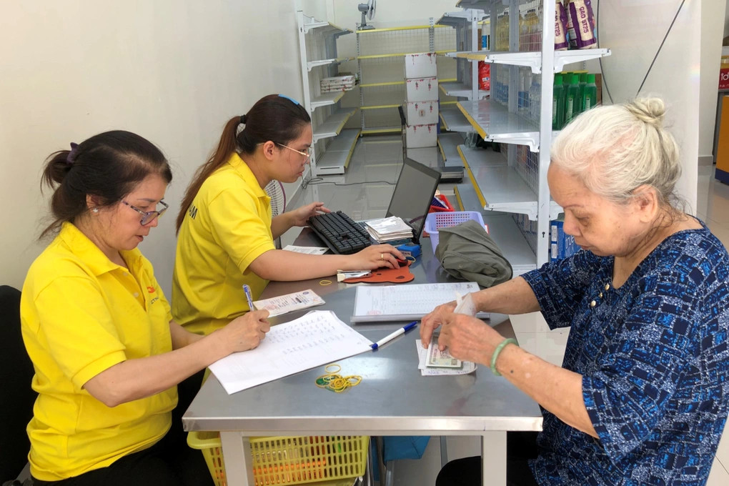 Người dân TPHCM nhận lương hưu mới tại Bưu cục quận Phú Nhuận (Ảnh: BHXH TPHCM). Người dân TPHCM nhận lương hưu mới tại Bưu cục quận Phú Nhuận (Ảnh: BHXH TPHCM).