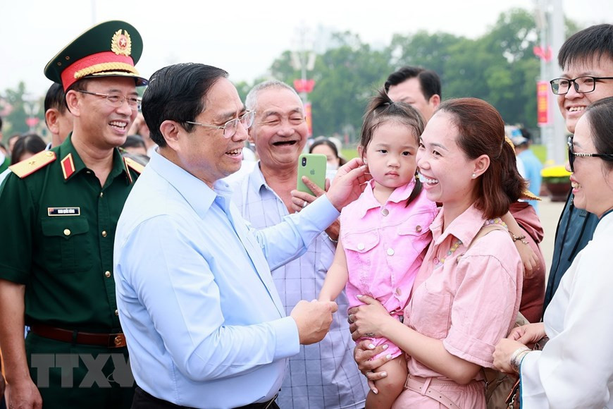 Thủ tướng Phạm Minh Chính thăm hỏi nhân dân vào Lăng viếng Chủ tịch Hồ Chí Minh. (Ảnh: Dương Giang/TTXVN) Thủ tướng Phạm Minh Chính thăm hỏi nhân dân vào Lăng viếng Chủ tịch Hồ Chí Minh. (Ảnh: Dương Giang/TTXVN)