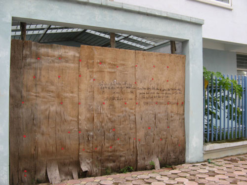 Thậm chí có căn biệt thự bị trộm cậy mất bộ cửa đẹp