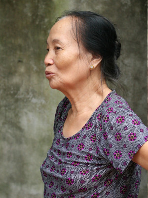 Bà Mùi kể lại sự việc với phóng viên. Bà Mùi kể lại sự việc với phóng viên