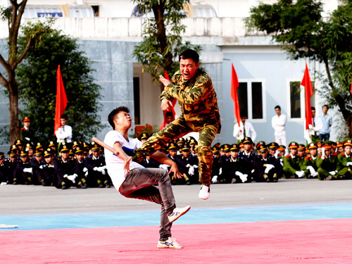 Tấn công đối tượng hung hãn trong các bài tập tình huống